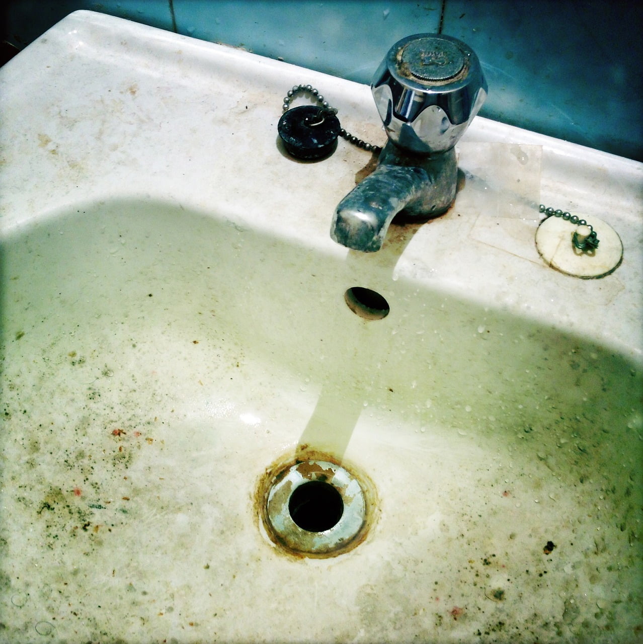 Best Ways to Clean Your Bathroom Sink Drain Yourself